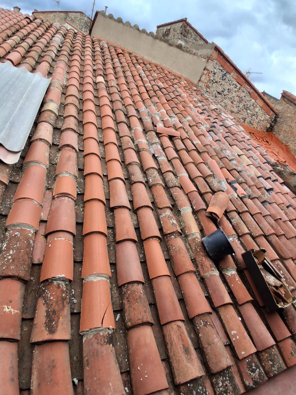 Toiture ancienne avec tuiles abîmées, avant intervention